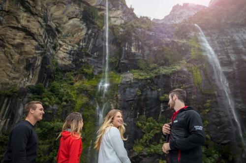 Milford-Sound-Nature-Cruise-in-Harrison-Cove
