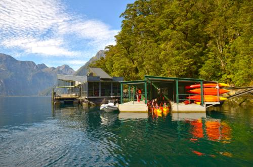 Milford Sound Underwater Observatory and Kayak area